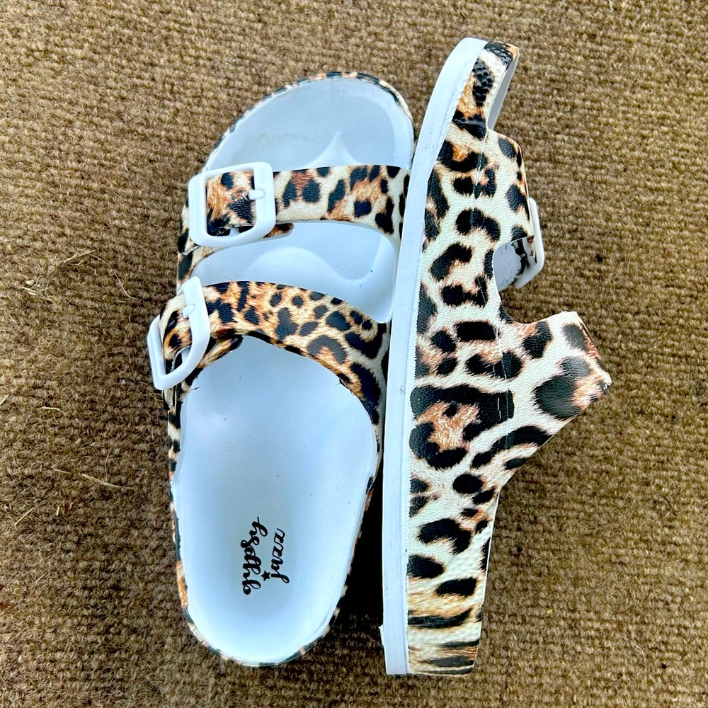 Leopard Summer Sandal. Adjustable Strap. (7) New. Cushioned Footbed. AnimalPrint